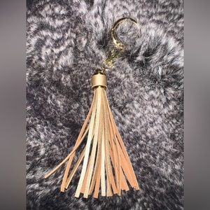 💥SALE💥💰EUC RICH GOLD LEATHER BAG TASSEL💰- Non Brahmin -